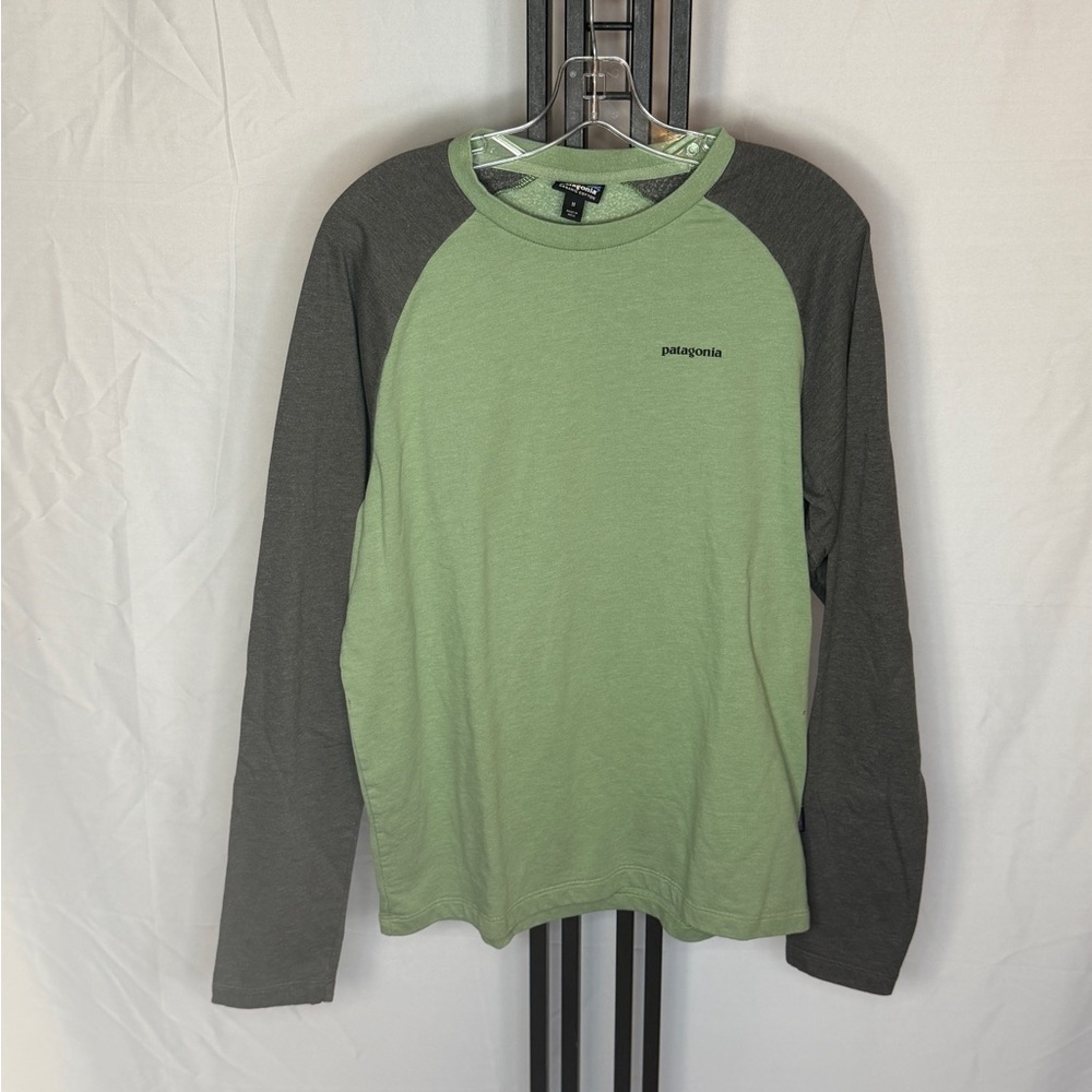 Patagonia‎ Men's Green and Dark Gray Long Sleeve Tee